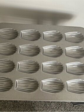 Madeleine Baking Pan – Nonstick Silver Shell Mold